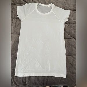 Lululemon Swiftly Tech Short Sleeve 2.0 *Sun
Colour Shift White / Blue